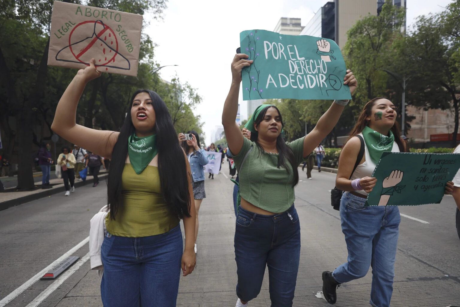 Cientos de mujeres marchan en Guadalajara por el Día de Acción Global ...